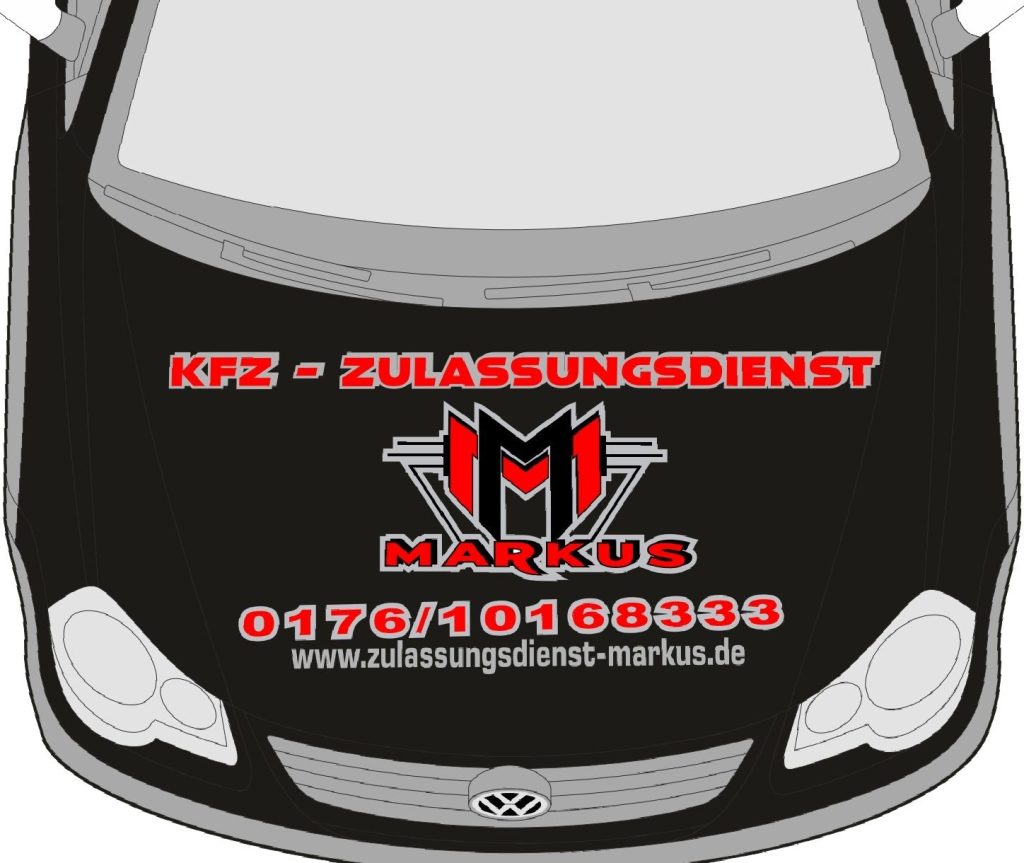 Ein Abschleppwagen mit einem Auto auf der Ladefläche steht am Straßenrand.