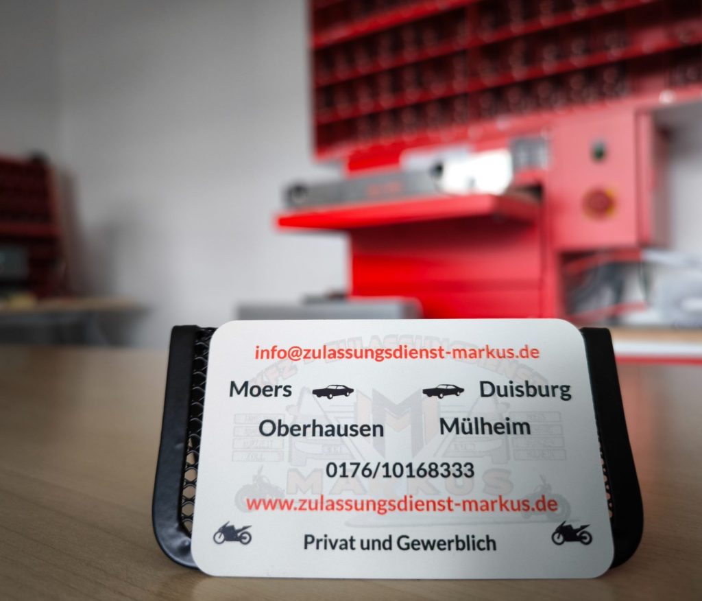 Eine Visitenkarte mit dem Firmennamen prominent in der Mitte.