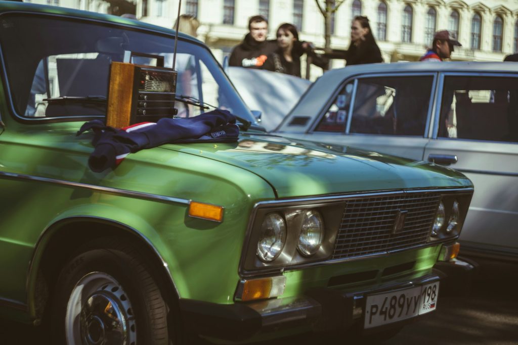 Ein grünes Auto steht auf einem Parkplatz.
